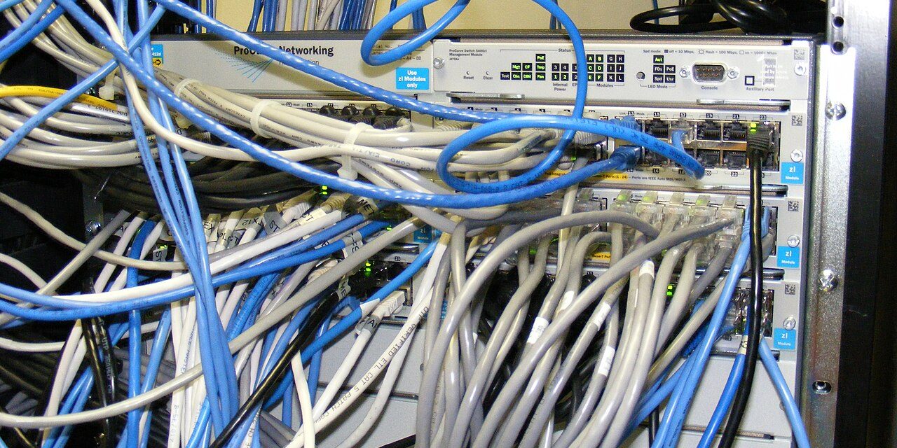 Network switch with many patch cables