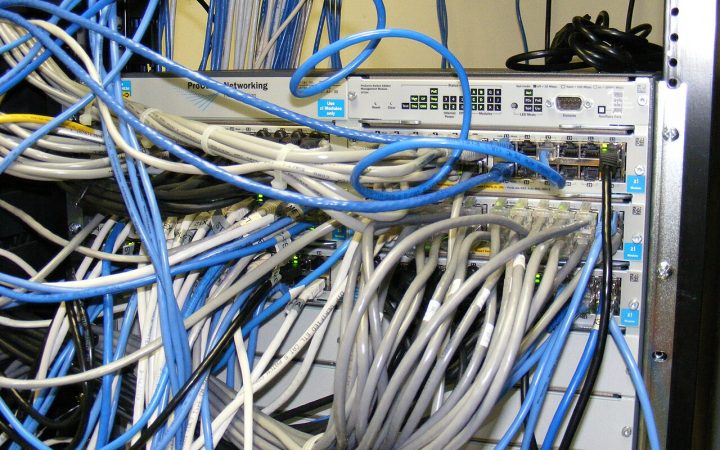 Network switch with many patch cables